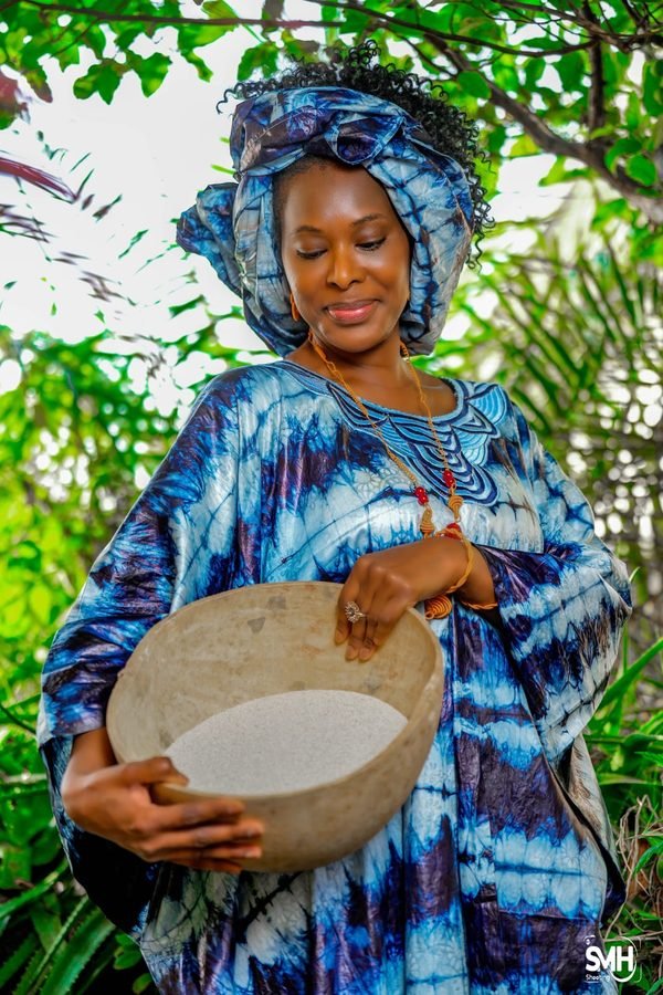 Oumou Sow holding fonio grain in Guinea